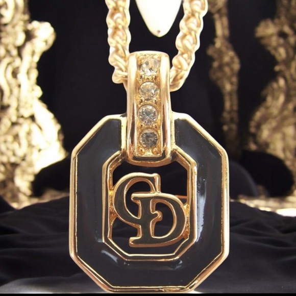 DIOR CD Logo Pendant Necklace ✨😍🖤